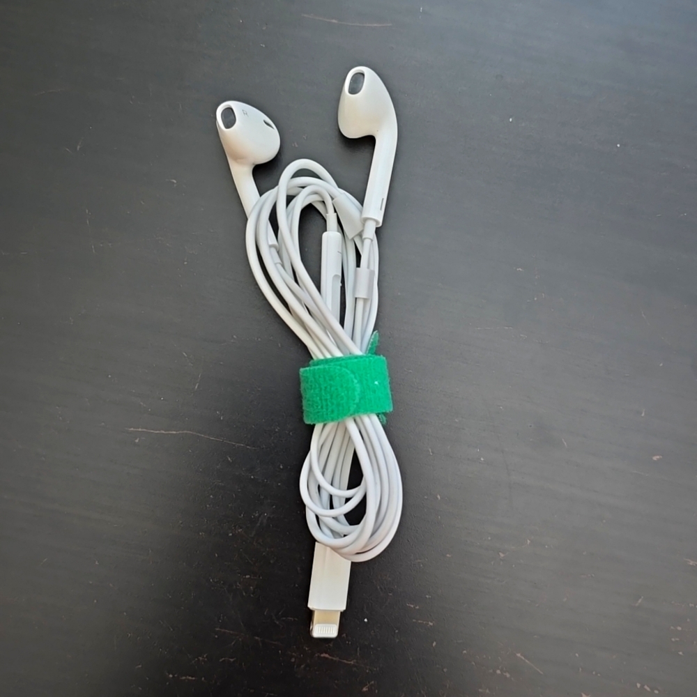 4/10 apple headphones